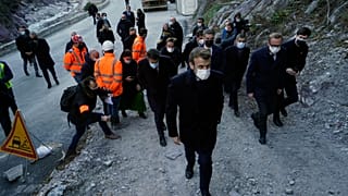 Le président français Emmanuel Macron en déplacement dans la ville de Tende dans la vallée de la Roya les Alpes-maritimes le 10 janvier 2022