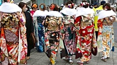 Jóvenes celebran sus 20 años vestidas con el furisode, un kimono de mangas largas, Yokohama, Japón 10/1/2022