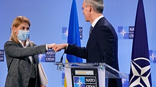 НАТО проводит переговоры с Украиной и затем - с Россией