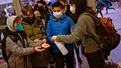 Schulstart zum Jahresbeginn: Corona-Tests werden vielerorts knapp