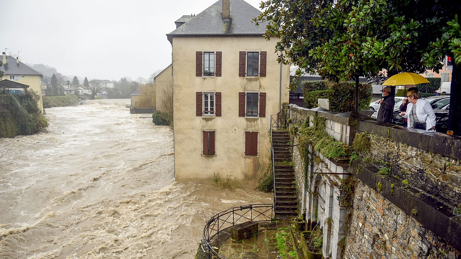 Le gave d'Oloron, une rivière française des Pyrénées en crue à Oloron-Sainte-Marie, le 10 janvier 2022