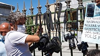 AFP fotoğrafçısı Bülent Kılıç'ın gözaltına alınması İsrtanbul Valiliği'nde protesto edildi, 29 Haziran 2021