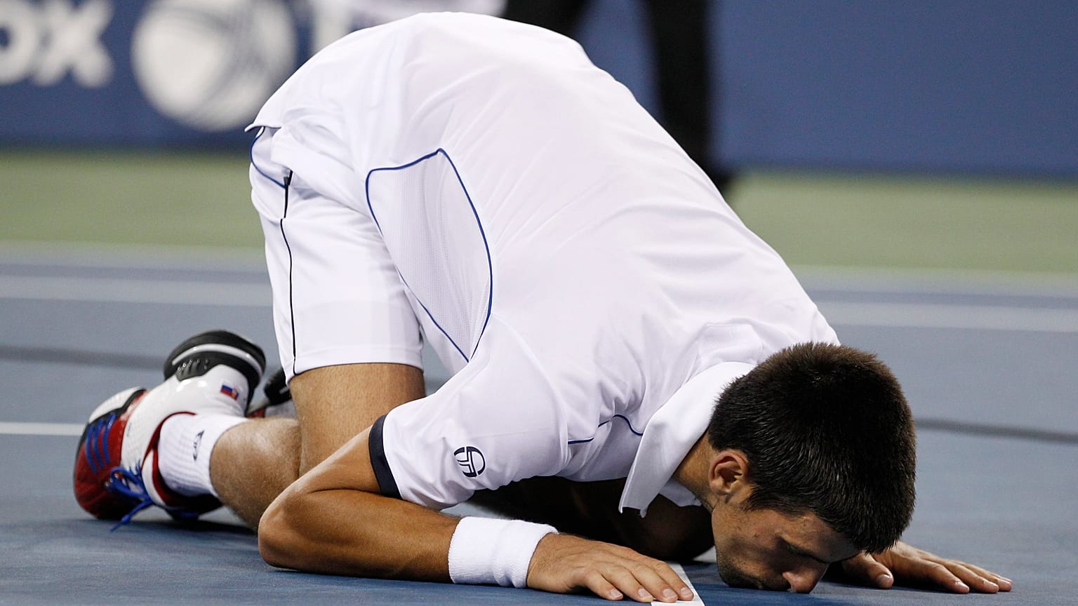 Djokovic besa la pista tras ganar el Open de Australia en 2011