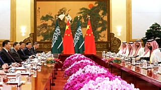 يعقد ولي العهد السعودي الأمير محمد بن سلمان والرئيس الصيني شي جين بينغ اجتماعهما في قاعة الشعب الكبرى في بكين، الجمعة 22 فبراير 2019