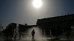 Un enfant dans une fontaine en Espagne le 13 août 2021