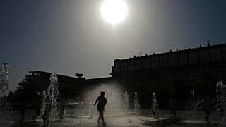 Un enfant dans une fontaine en Espagne le 13 août 2021