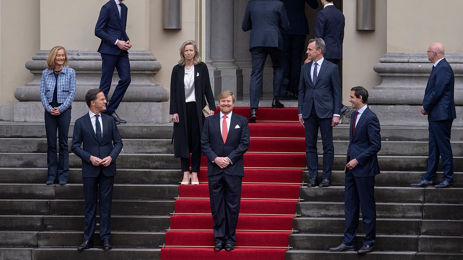 König Willem-Alexander mit Kabinettsmitgliedern vor dem Noordeinde-Palast in Den Haag.