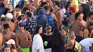 Der beliebteste Strand in Mar del Plata ist fest in der Hand von Jugendlichen, die das pralle Leben genießen