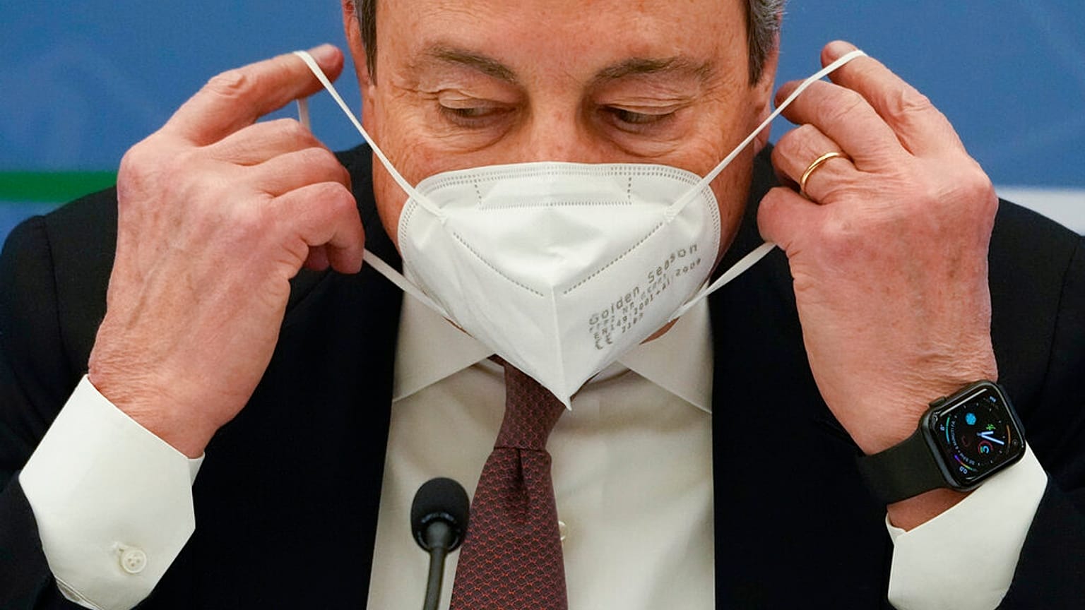 Il Premier italiano Mario Draghi indossa la mascherina durante una conferenza stampa per spiegare le nuove misure anti-COVID 19 del governo a Roma, lunedì 10 gennaio 2022