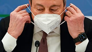 Il Premier italiano Mario Draghi indossa la mascherina durante una conferenza stampa per spiegare le nuove misure anti-COVID 19 del governo a Roma, lunedì 10 gennaio 2022