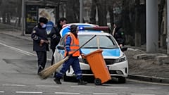 С улиц Алма-Аты вывозят десятки тонн мусора, но силовые операции в городе не прекращаются