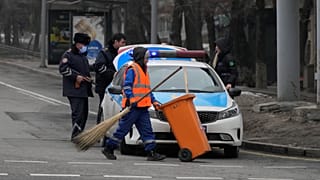 С улиц Алма-Аты вывозят десятки тонн мусора, но силовые операции в городе не прекращаются