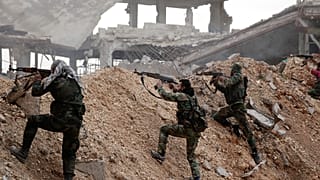 جنود من الجيش السوري خلال معركة مع مقاتلين من المعارضة في جبهة الراموسة، شرق حلب، سوريا في العام 2016