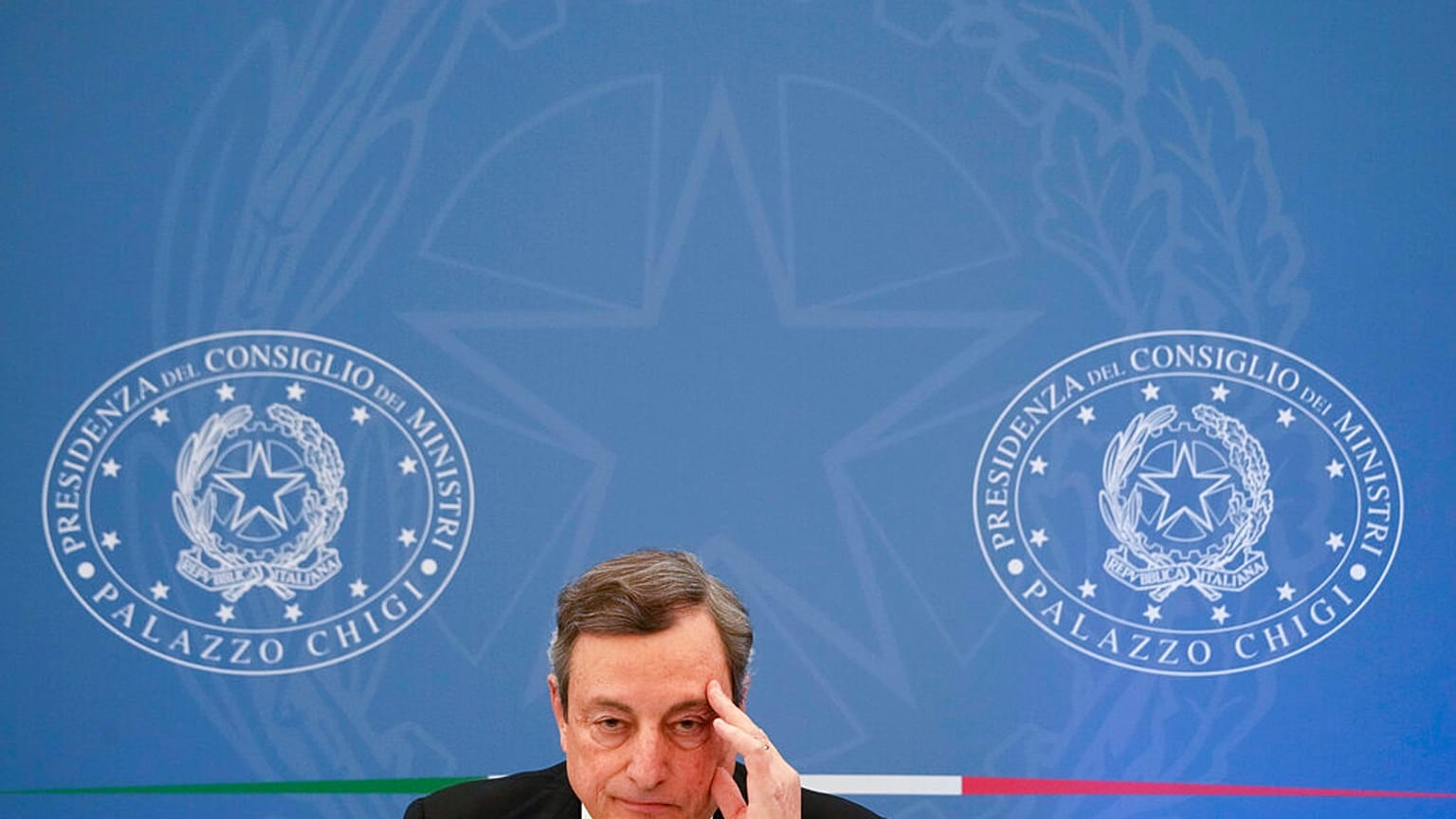 Le Premier ministre italien Mario Draghi lors d'une conférence de presse pour expliquer les nouvelles mesures sanitaires, lundi 10 janvier 2022.