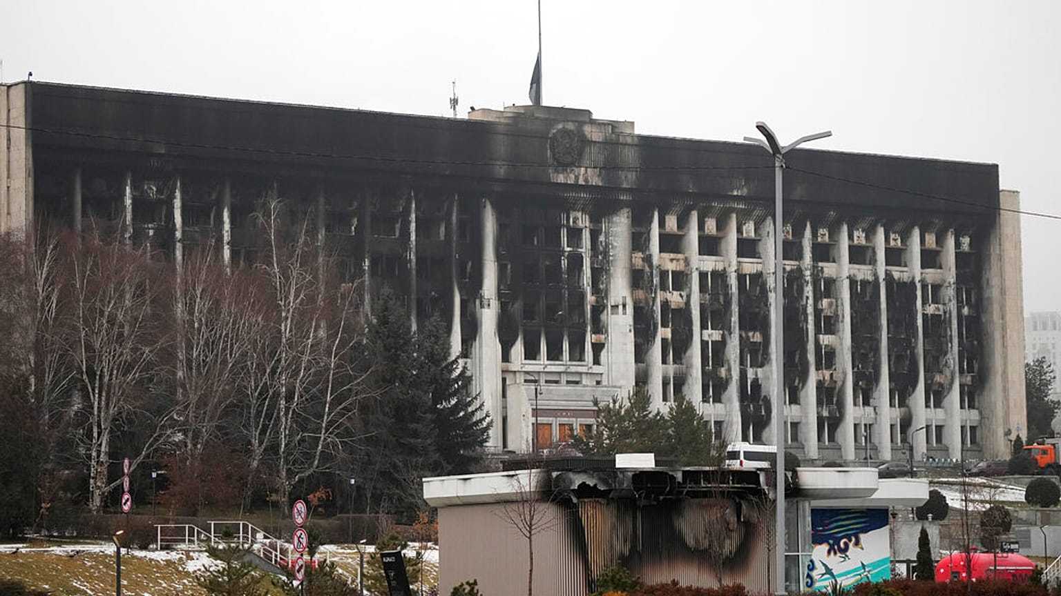 El ayuntamiento de Almaty, Kazajistán, tras los peores disturbios en tres décadas.