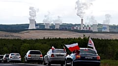 Autos auf einer Straße in der Nähe des Turow-Bergwerks bei Bogatynia, Polen, 25.05.2021