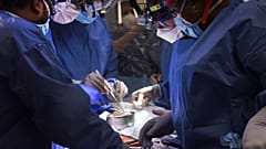 Хирурги медицинского факультета Мэрилендского университета проводят операцию по пересадке серца свиньи человеку, 7 января 2022 г.