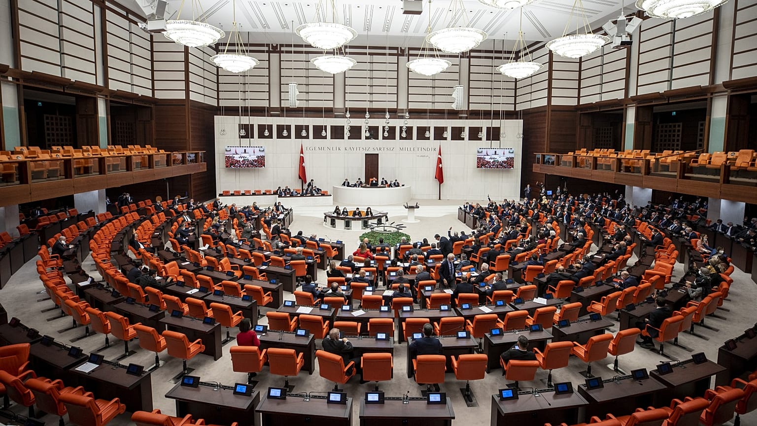 Olası bir seçimde yürütme ve yasamanın farklı partilerde olması yönetim krizine neden olur mu?