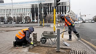 Мунициальные работники кладут плитку в центре Алма-Аты, 11 января 2022 г.