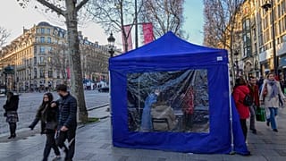 Tests anti-Covid-19 sur les Champs-Elysées à Paris