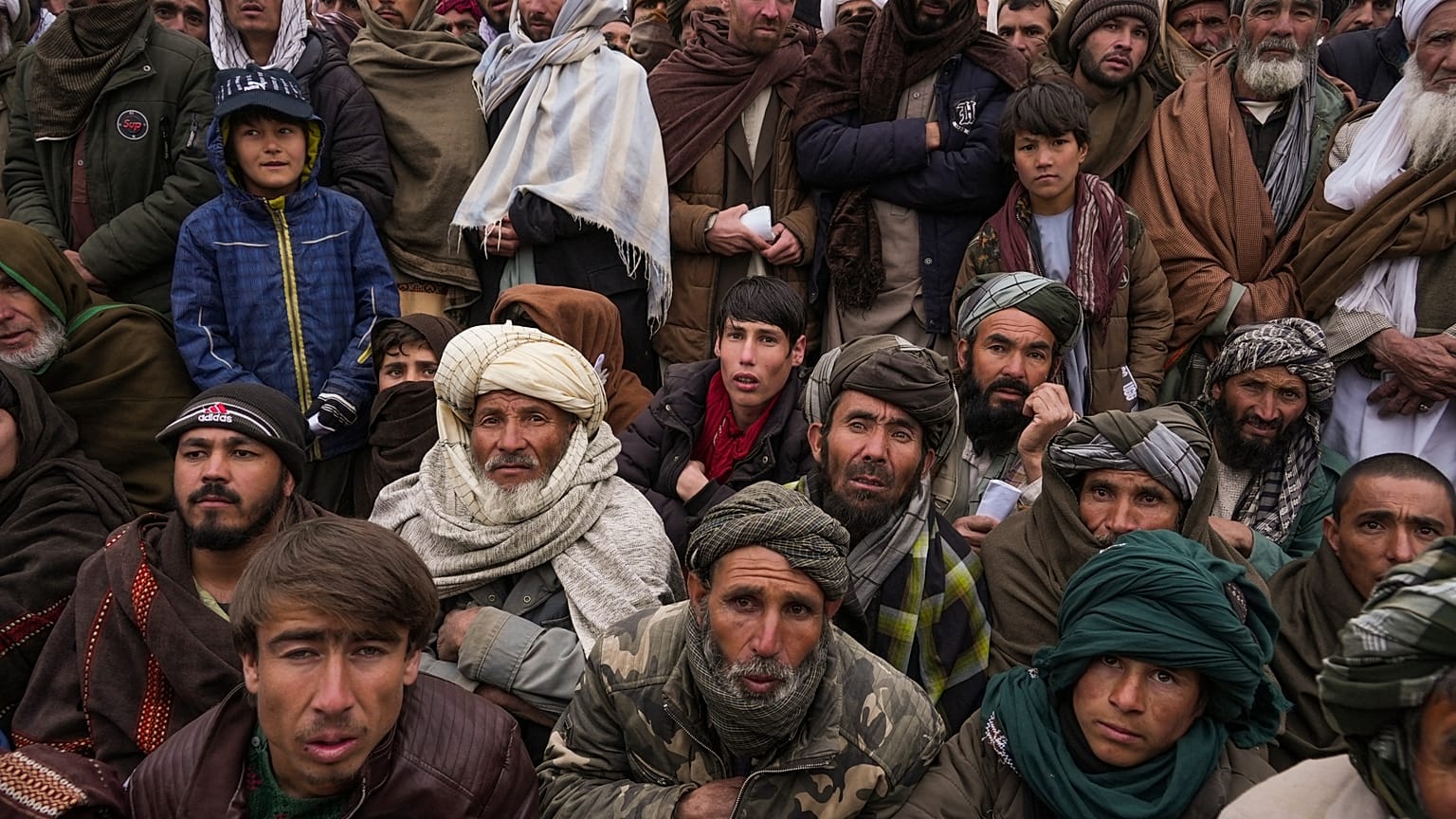 Afganistan'da BM insani yardım programına başvurmak için toplanan Afganlar