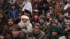 Afganistan'da BM insani yardım programına başvurmak için toplanan Afganlar