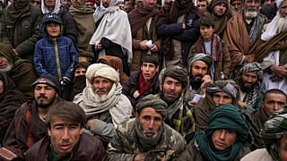 Afganistan'da BM insani yardım programına başvurmak için toplanan Afganlar