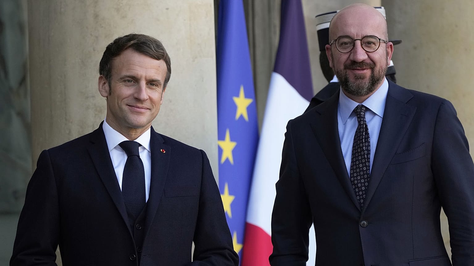 Le président français, Emmanuel Macron, recevant à l'Elysée le président du Conseil européen, Charles Michel, le 11 janvier 2022