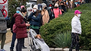 Washinton'da Covid-19 test merkezi önünde sırada bekleyen vatandaşlar