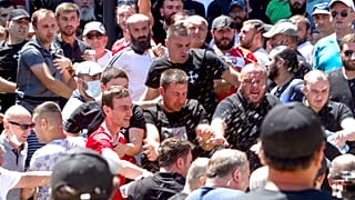 Manifestantes contrarios a la marcha del Orgullo gay bloquean el acceso a una avenida en Tiflis, 5/7/2022 Georgia