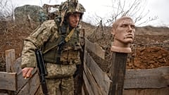 Un soldado ucraniano camina por una trinchera en la línea de retirada de los rebeldes prorrusos, región de Donetsk, Ucrania, el domingo