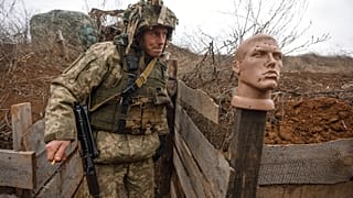 Un soldado ucraniano camina por una trinchera en la línea de retirada de los rebeldes prorrusos, región de Donetsk, Ucrania, el domingo