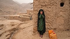 دختر افغان در جستجوی آب برای خانواده 