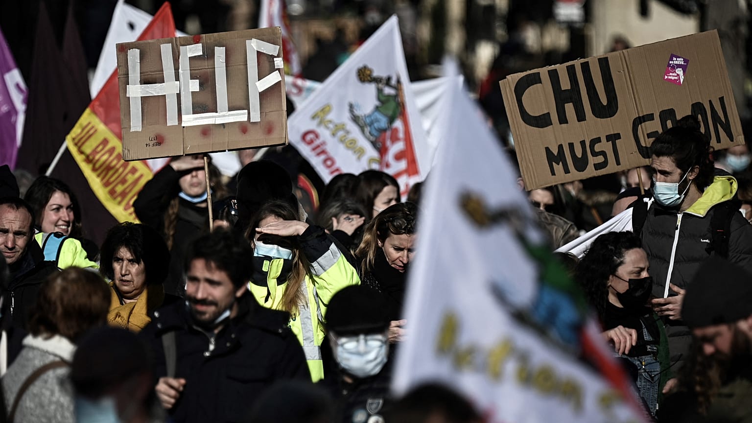Des soignants défilent à Bordeaux lors d'une journée nationale de manifestation nationale en France, le 11 janvier 2022