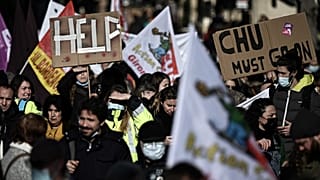 Des soignants défilent à Bordeaux lors d'une journée nationale de manifestation nationale en France, le 11 janvier 2022