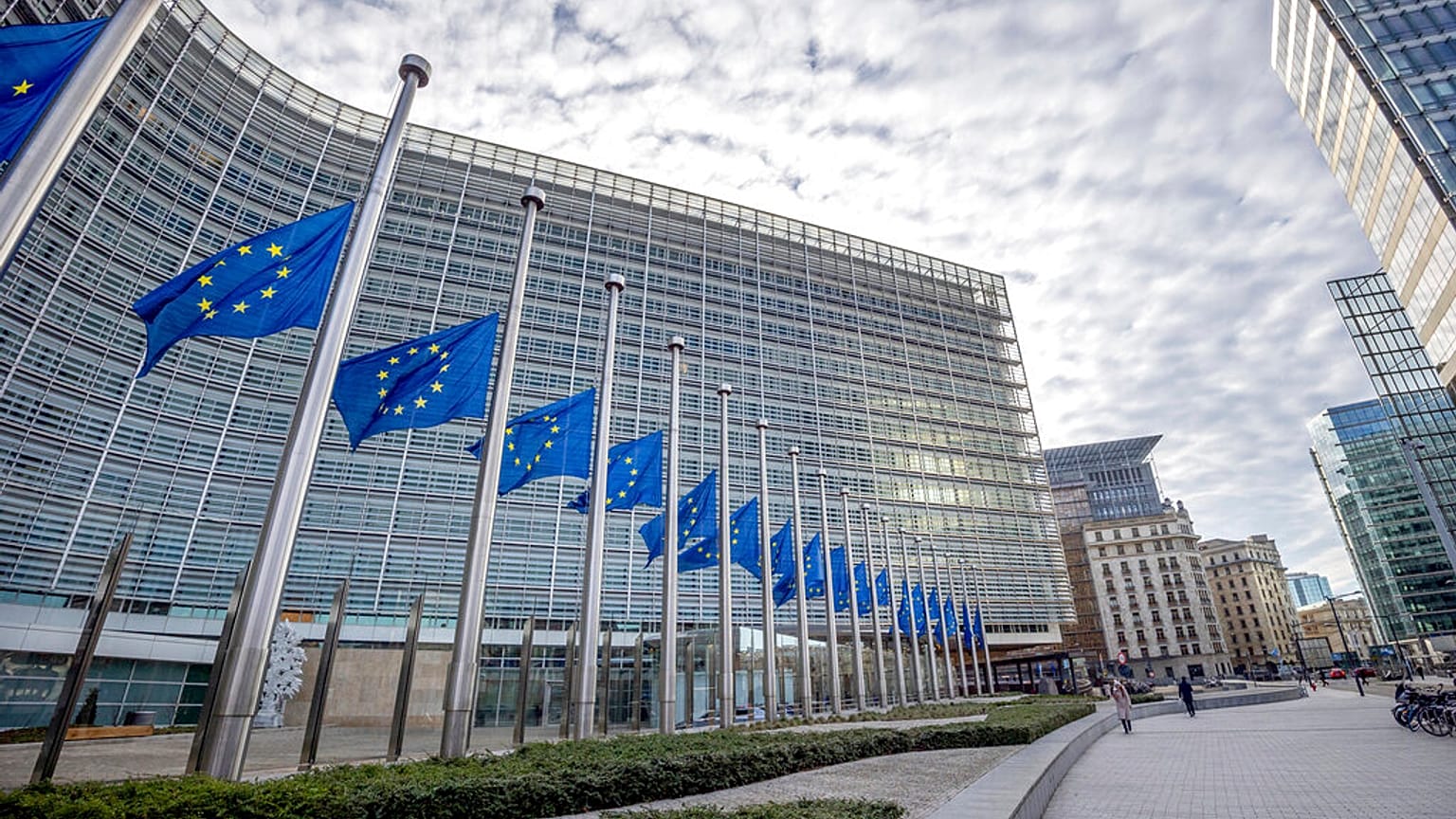 EU-Fahnen auf Halbmast nach dem Tod von David Sassoli