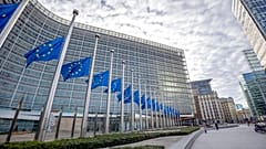 EU-Fahnen auf Halbmast nach dem Tod von David Sassoli