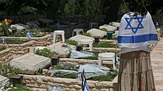 فتاة إسرائيلية في مقبرة. 2008/05/07