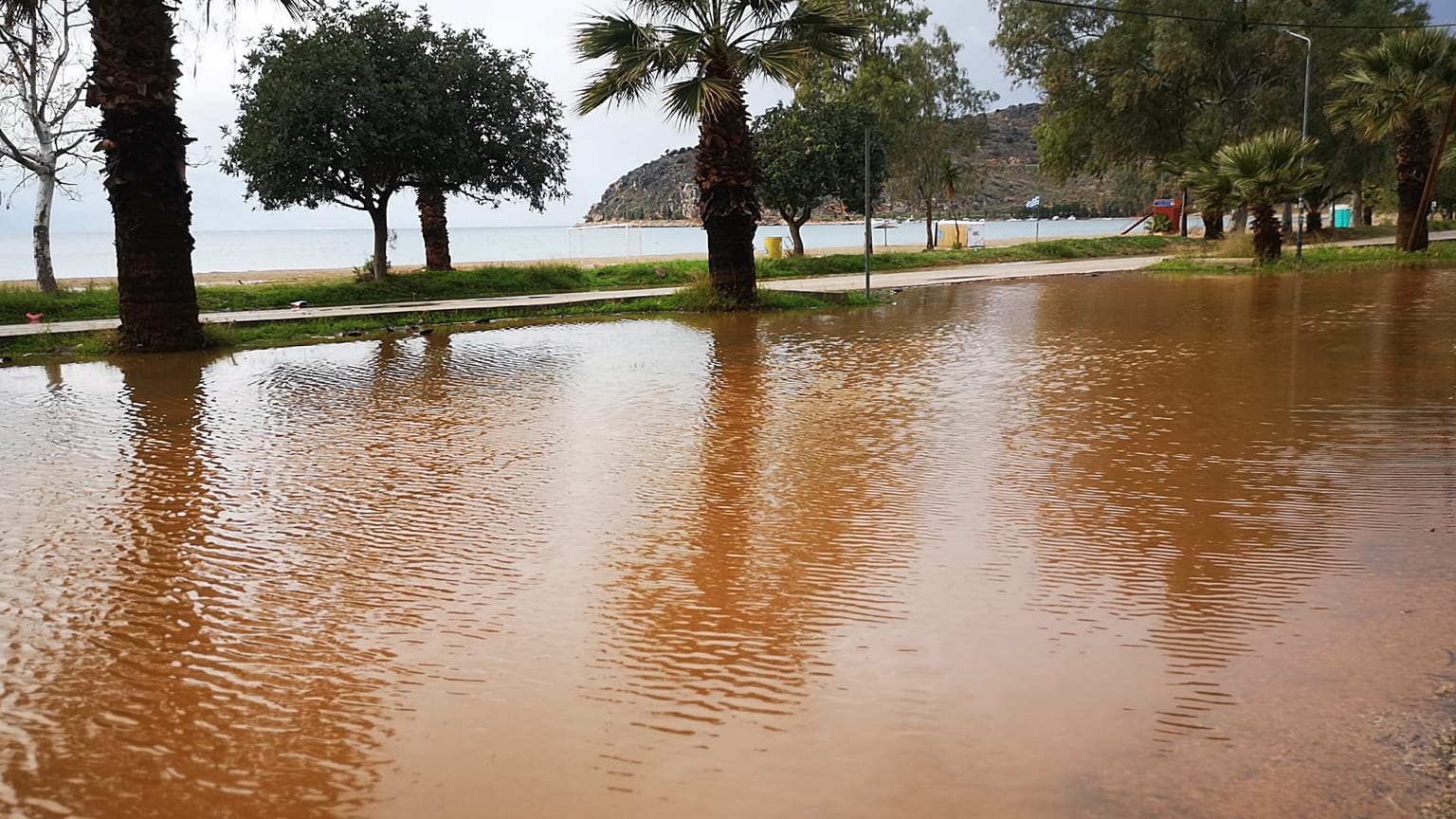 Έντονα καιρικά φαινόμενα έβγαλαν τη θάλασσα στην στεριά στον Καραθώνα Ναυπλίου