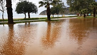 Έντονα καιρικά φαινόμενα έβγαλαν τη θάλασσα στην στεριά στον Καραθώνα Ναυπλίου