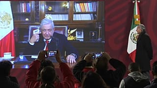 El presidente de México Andrés Manuel López Obrador se toma la temperatura durante su conferencia de prensa habitual, 11/1/2022, Ciudad de México, México
