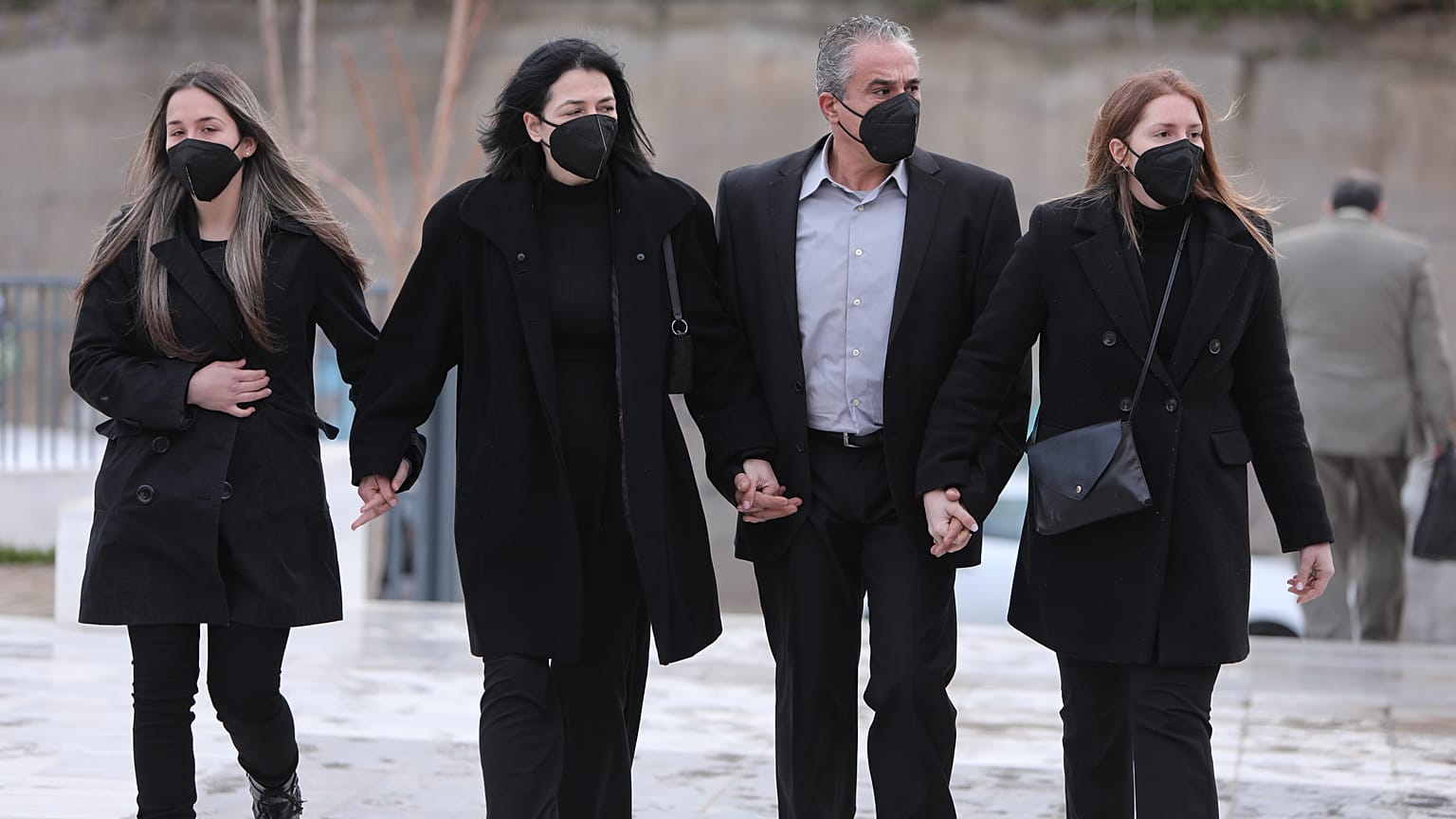 Η αθλήτρια ιστιοπλοΐας που κατήγγιελε βιασμό από τον προπονητή της με την οικογένειά της προσέρχονται στο Μικτό Ορκωτό Δικαστήριο