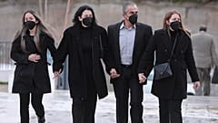 Η αθλήτρια ιστιοπλοΐας που κατήγγιελε βιασμό από τον προπονητή της με την οικογένειά της προσέρχονται στο Μικτό Ορκωτό Δικαστήριο