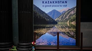 Цветы и свечи по погибшим во время беспорядков. Посольство Казахстана в Лондоне