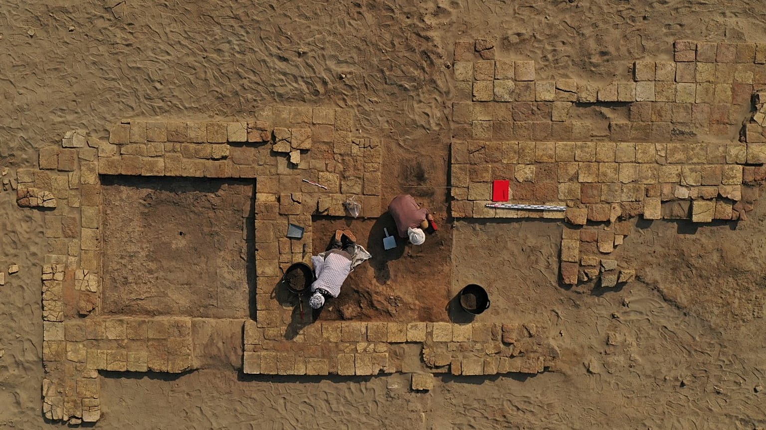 Mitglieder einer französisch-irakischen archäologischen Expedition in der Ausgrabungsstätte des sumerischen Stadtstaates Larsa 