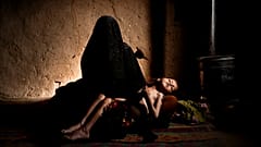 Une femme afghane tient dans ses bras sa fille de 4 ans qui souffre de malnutrition. 16 décembre 2021, Afghanistan.