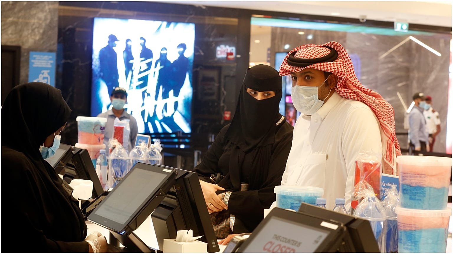 سعوديون داخل سينما 