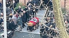 Az Open olasz portál felvétele: az ominózus, horogkereszt-fedte koporsó Rómában