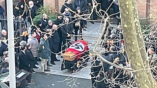 Az Open olasz portál felvétele: az ominózus, horogkereszt-fedte koporsó Rómában
