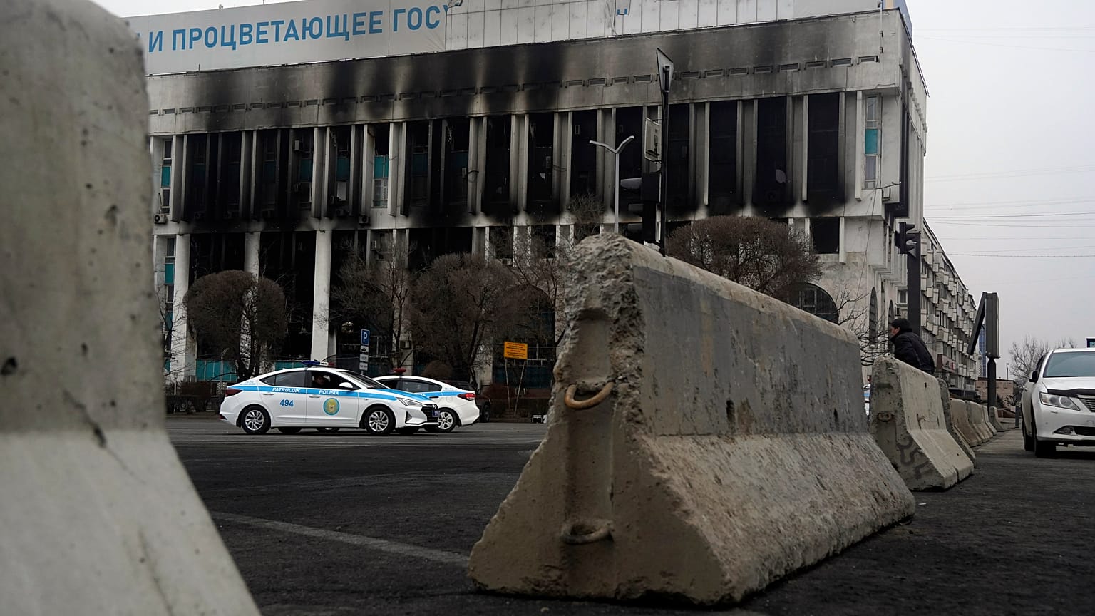 Площадь перед зданием администрации Алма-Аты после беспорядков